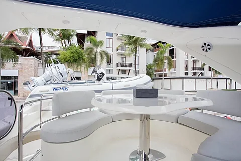   | 68ft Azimut | 