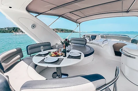   | 68ft Azimut | 